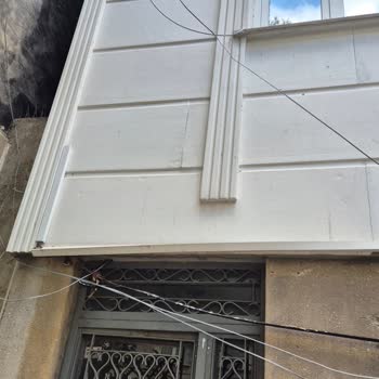 Kablolar Dükkan Girişini Engelliyor Ve Güvenlik Riski Oluşturuyor