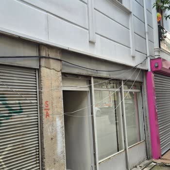 Kablolar Dükkan Girişini Engelliyor Ve Güvenlik Riski Oluşturuyor