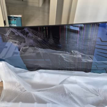 Media Markt'tan Gelen Televizyonun Ekranı Boydan Boya Kırık