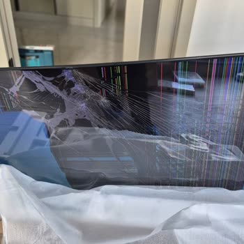 Media Markt'tan Gelen Televizyonun Ekranı Boydan Boya Kırık
