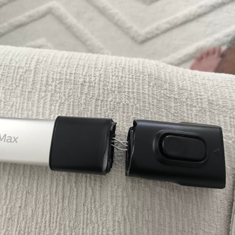 Philips SpeedPro Max Dikey Süpürge Boru Bağlantısı Normal Kullanımda Kırıldı