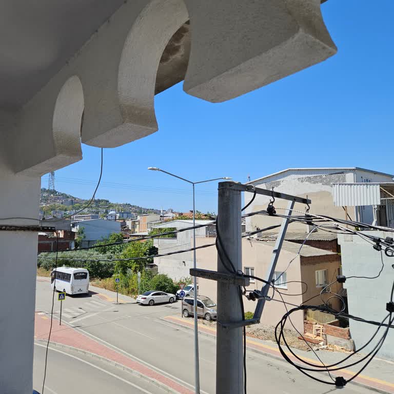 Balkon Yakınında Sarkan Elektrik Kabloları Ciddi Tehlike Oluşturuyor