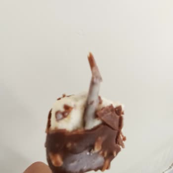 Magnum Badem Dondurmasında Fazladan Çubuk Damağa Batıp Ağrıya Neden Oldu