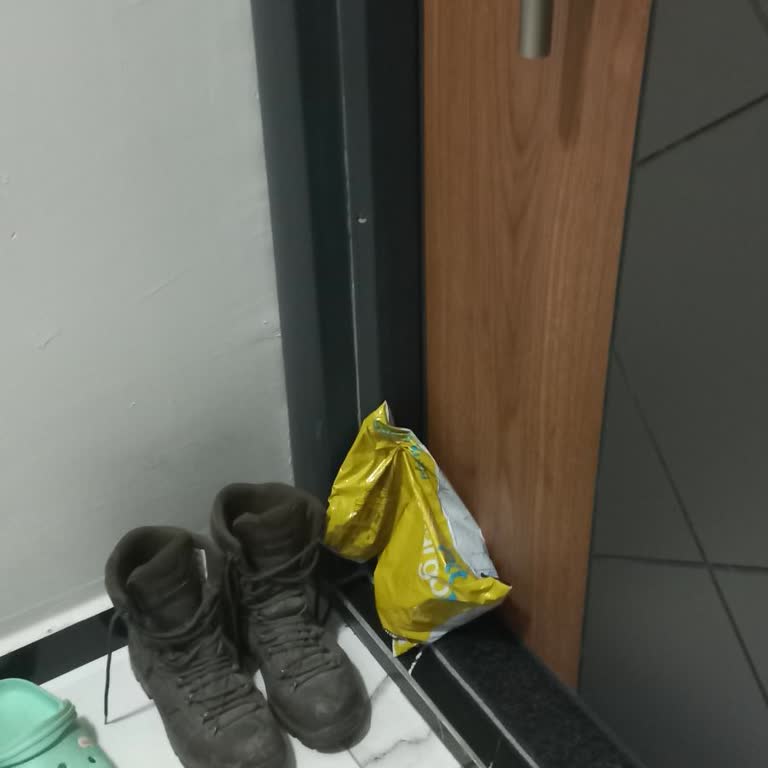 PTT Kargo Çalışanının Saygısız Davranışı Ve Paketi Kapıya Fırlatılması