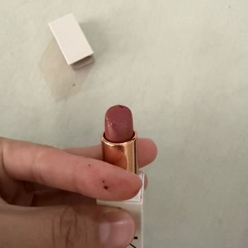 Pastel Kozmetik Rujun İçinden Siyah Siyah Sert Cisimler Çıktı
