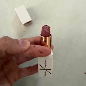 Pastel Kozmetik Rujun İçinden Siyah Siyah Sert Cisimler Çıktı