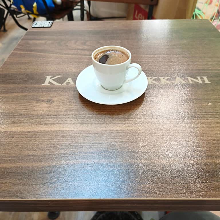 Espark Kahve Dükkanında Su İkramı Olmadan Türk Kahvesi Servisi Ve Çözüm Odaklı Olmayan Personel