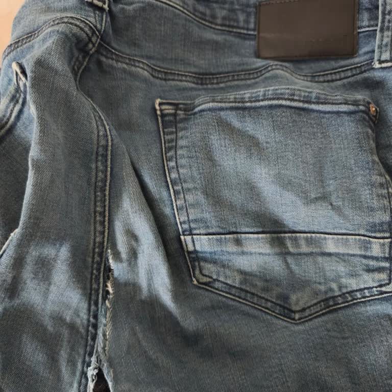 Mavi Jean Pantolonunda 14 Ayda Ağ Bölümünden Yırtılma