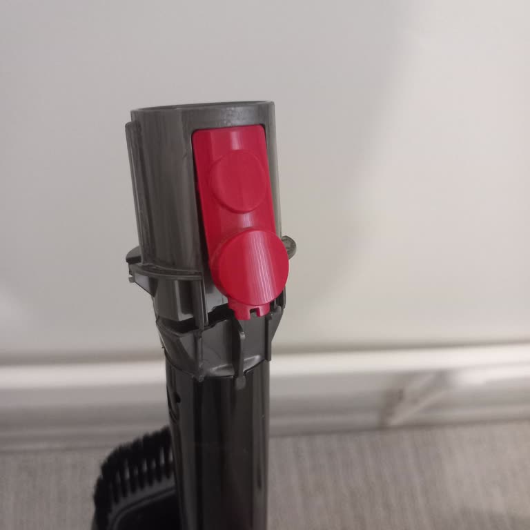 Garanti Bitiminden Sonra Dyson V12 Borusu Kırıldı Ücretsiz Parça Değişimi Talebi