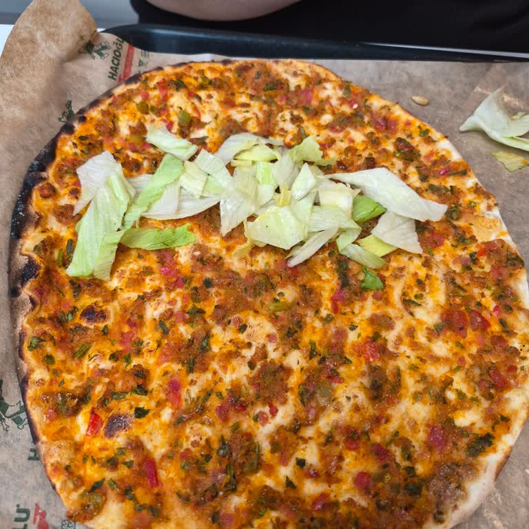 Hacıoğlu Restaurant Lahmacun Yanında Verilen Yeşillik Miktarının Az Olması