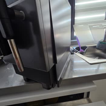 Vestel Yetkili Servisi Gönderdiği Espresso Makinemde Kırık Kapak Ve Yapıştırıcı Sızıntısı