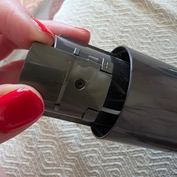 Dyson V12 Şarjlı Süpürge Başlığı Kendi Kendine Çıktı, Garanti Kapsamı Reddedildi
