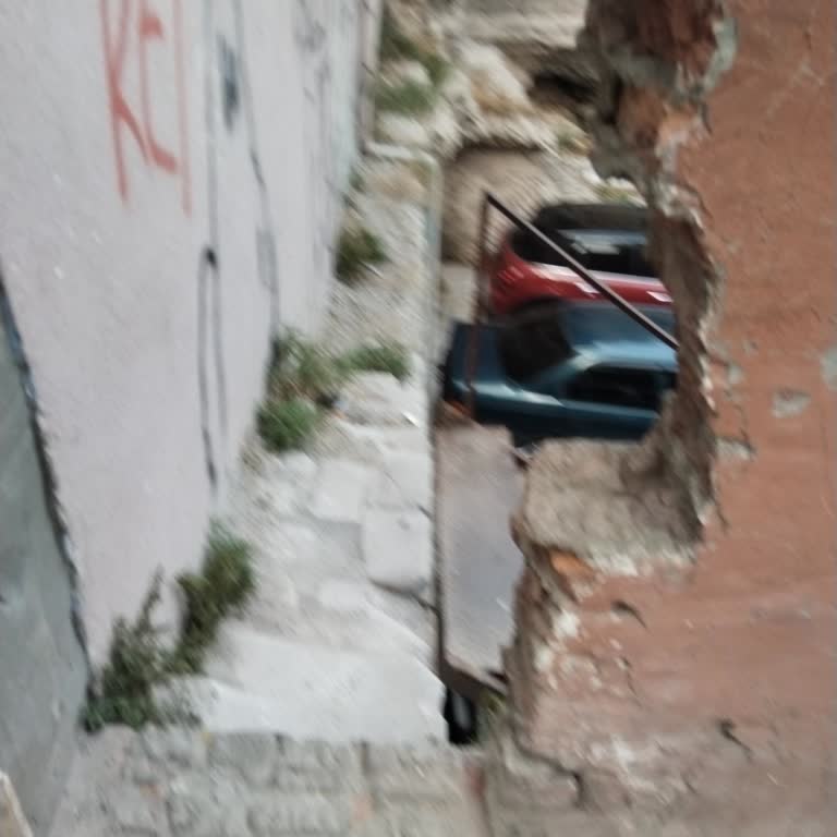 Balat Yıldırım Caddesi Kızıl Duvarın Çökmesi Yaya Ve Çocuk Güvenliğini Tehdit Ediyor