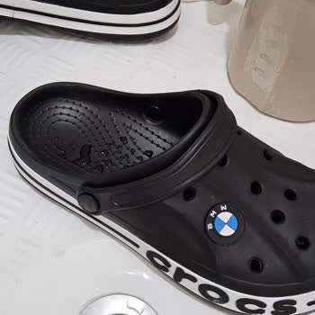 Crocs Terlikte Görseldekiyle Farklı Logo Ve Yazı Kullanımı