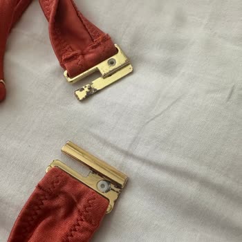 Kısa Sürede Kararan Ve Aşınan Koral Merin Bikini Üstü