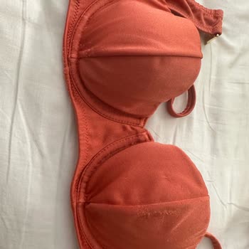Kısa Sürede Kararan Ve Aşınan Koral Merin Bikini Üstü