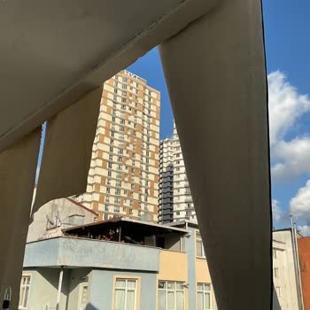 Komşumun Islak Halılarını Balkona Düşürmesi Ve Belediye Müdahalesi Talebi