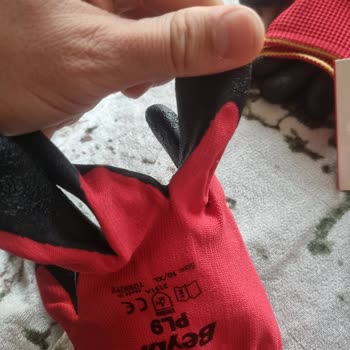 Beybi Plastik İş Eldiveninde Ciddi Bir Üretim Kusuru İle Karşılaştım