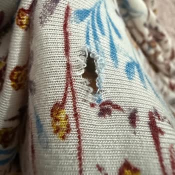 Kapalı Pakette Gelen Pijama Takımında Yırtık Ve Çalışanların Saygısız Tutumu
