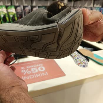 Deichmann Terliğin Tabanında Çatlama Oldu