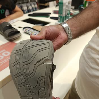 Deichmann Terliğin Tabanında Çatlama Oldu