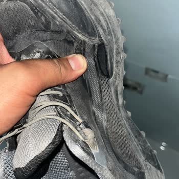 Üç Ayda Ayakkabının File Ve Tabanı Açıldı, Renk Soldu