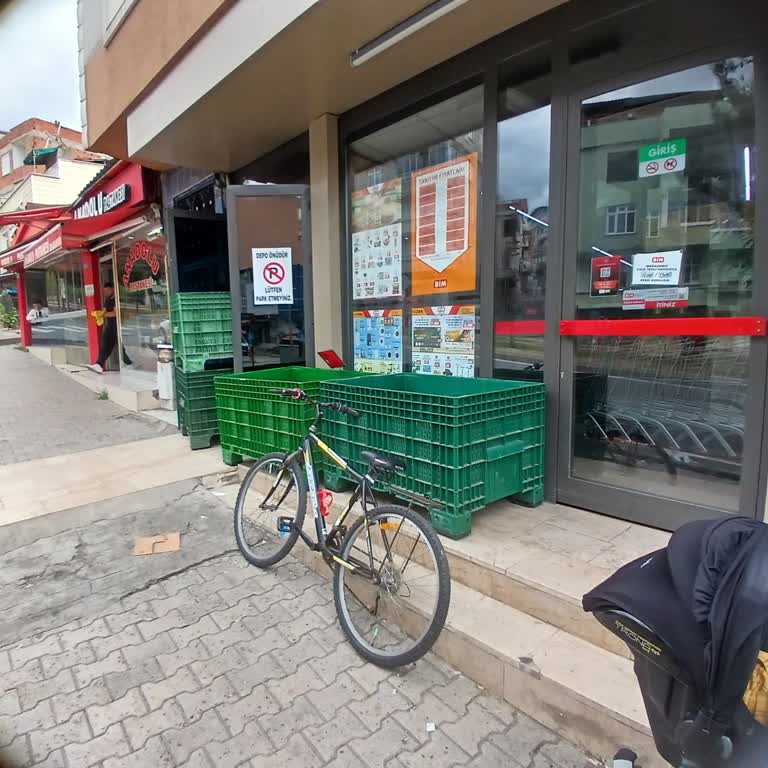 Rampanın Sepet Ve Kasalar Tarafından Kapalı Tutulması Engelli Ve Bebekli Müşterileri Mağdur Ediyor