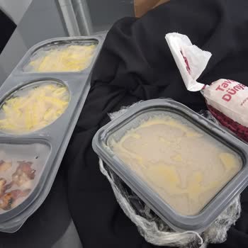 Sürekli Ekmek Ve Kaşık Eksikliği, Tavukta Deri Parçaları Sorunu