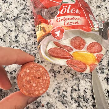 Pınar Sucuk Dilimlerinden Birinin İçinden Taş Parçası Çıktı
