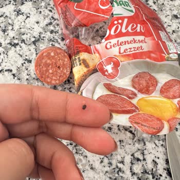 Pınar Sucuk Dilimlerinden Birinin İçinden Taş Parçası Çıktı