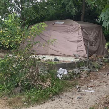 Kumsalda Yetkisiz Çadır Ve Barakalar Çevreyi Kirletiyor Ve Halkın Sağlığını Tehdit Ediyor