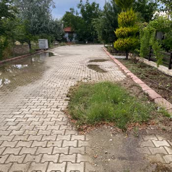 Korkuteli Yazır Mahallesindeki Bozuk Yol Ve Eksik Kilit Taşları Mahalle Sakinlerini Mağdur Ediyor