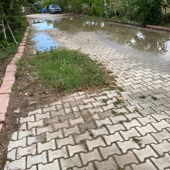Korkuteli Yazır Mahallesindeki Bozuk Yol Ve Eksik Kilit Taşları Mahalle Sakinlerini Mağdur Ediyor