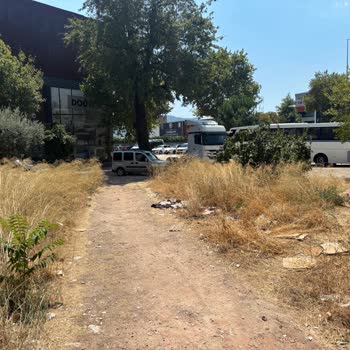 Lale Çıkmazı Boş Arazide Çöp Ve Moloz Birikintileri Yangın Ve Haşere Riski Oluşturuyor