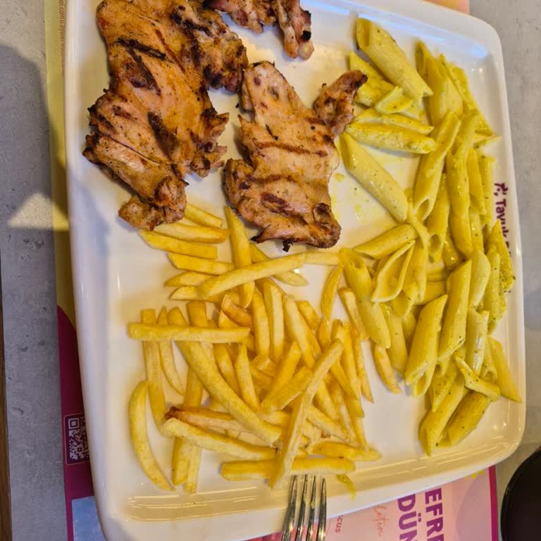 Tavuk Dünyası İzmir Üçyol’da Soğuk Ve Küçük Porsiyon, Hijyen Sorunu