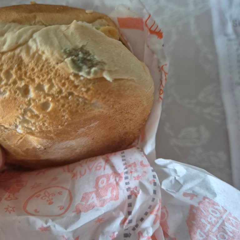 Popeyes Sancaktepe Şubesinde Küflü Hamburger Ekmeği