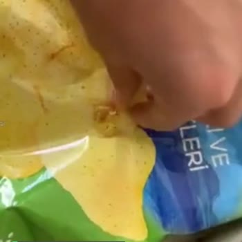 Patito Cips İçinden Uzun Bir Kıl Çıktı