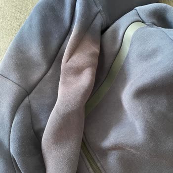 Nike Sweatshirt'te Kısa Sürede Renk Solması Ve Kullanıcı Hatası İddiası