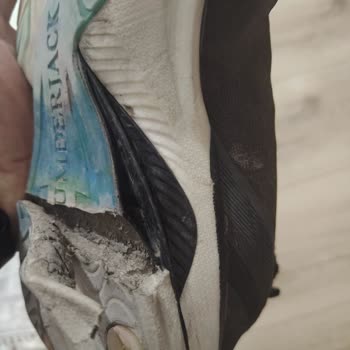 Ayakkabı Tabanı Hızla Yarıldı, Mağaza İade Talebini Reddediyor