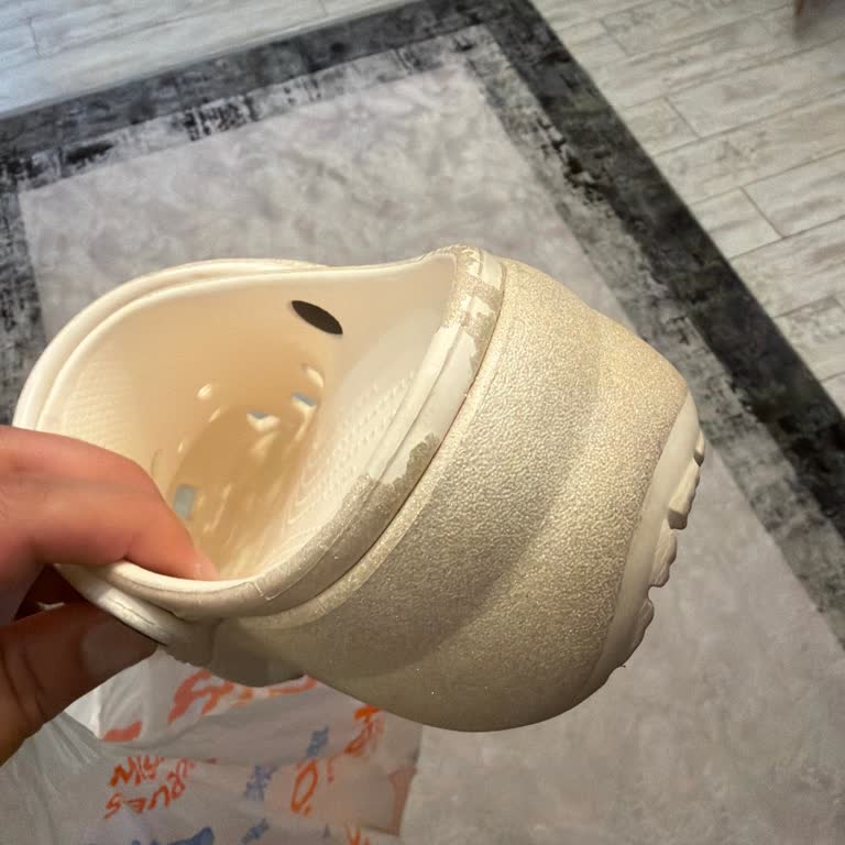 Crocs Terliğinde Soyulma Ve Deformasyon, Kayıt Olmadan Satış Ve Garanti Reddi