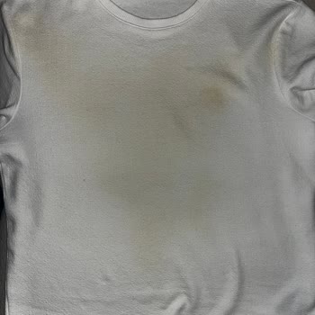 Parfüm Lekesi Beyaz Tişörtü Sararttı Ve Güvenimi Sarstı