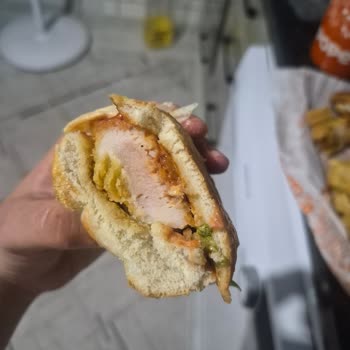 Popeyes Mersin Erdemli Şubesinde Çiğ Burger Ve Eksik Kola Şikayeti