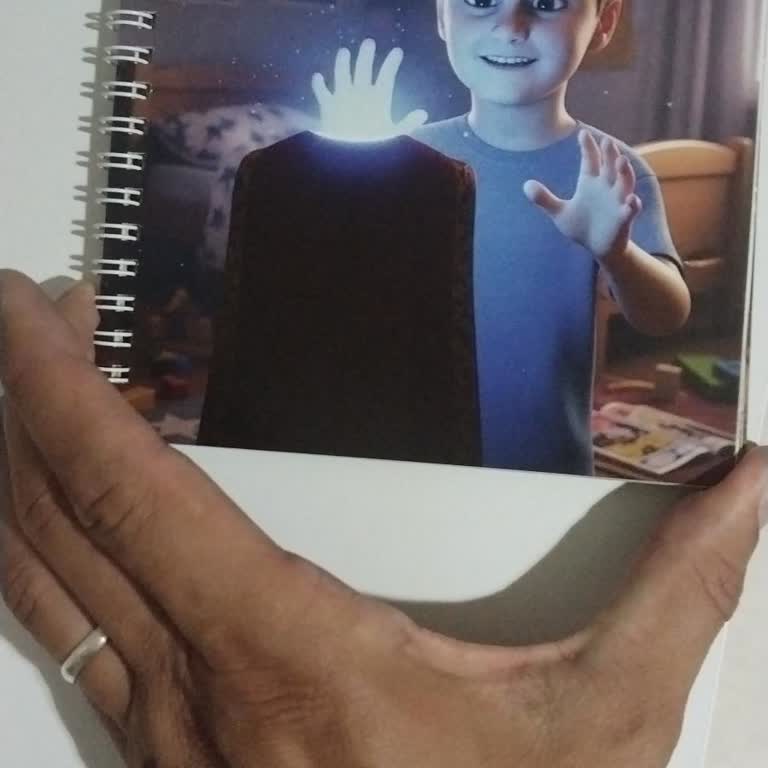 Reklamda Gösterilen Kitap Gerçekle Uyuşmuyor