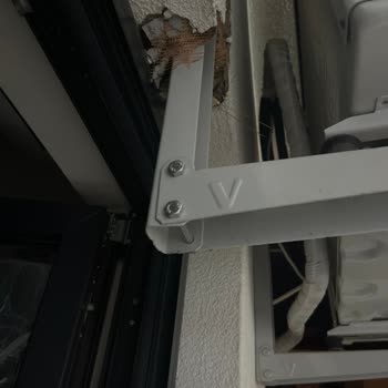 Kapı Üzerindeki Yanlış Klima Montajı Ev Hasarı Ve Güvenlik Riski