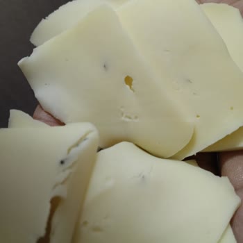 BİM Milk Kaşarında Siyah Yabancı Maddeler: Gıda Güvenliği İhlali Ve İade Talebi