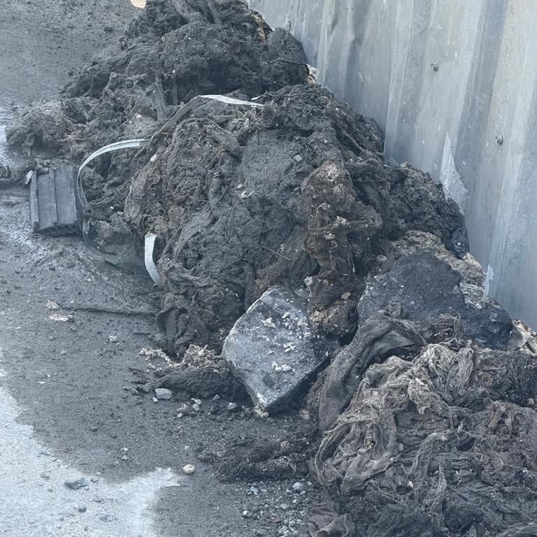 İSKİ’nin Bina Önüne Bıraktığı Atıklar Ve Koku Sorunu