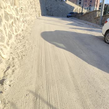 Kazı Sonrası Çorak Ve Tozlu Yol, Sürücü Ve Yayaları Tehlikeye Atıyor
