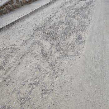 Kazı Sonrası Çorak Ve Tozlu Yol, Sürücü Ve Yayaları Tehlikeye Atıyor