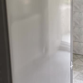 Teslimatta Göçük Ve Darbeli Bosch KGN76 Buzdolabının Sıfır Değişim Talebi