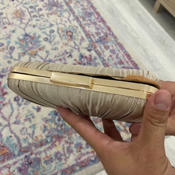Yırtılan Çanta Ve Satıcının Saldırgan Cevabı